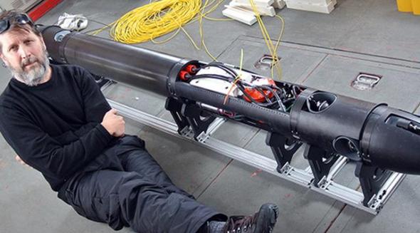 美国佐治亚州技术研究所高级工程师米克-韦斯特正在测试一种破冰机器人