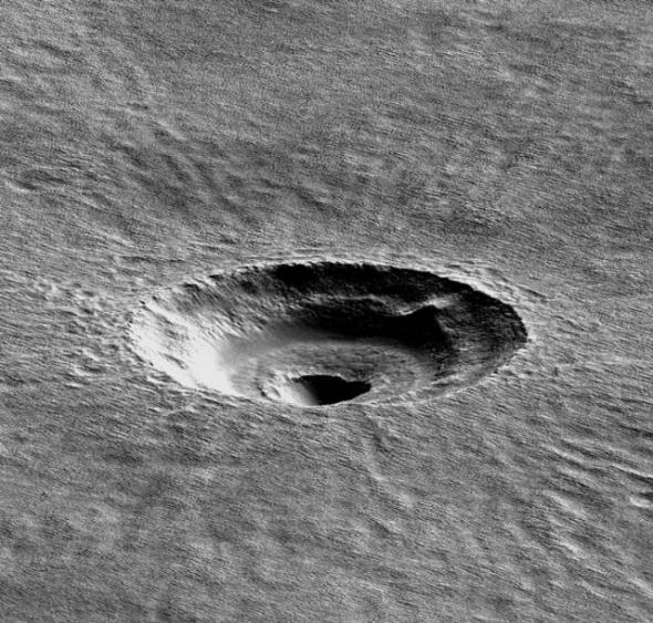 阿卡迪亚平原上的陨石坑呈现出古怪的阶梯状