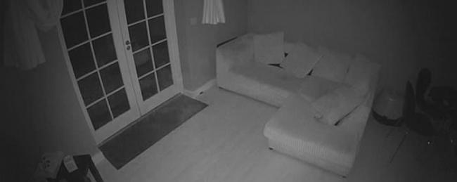 鬼魂？英国肯特郡大宅监控视频拍到神秘白影掠客厅