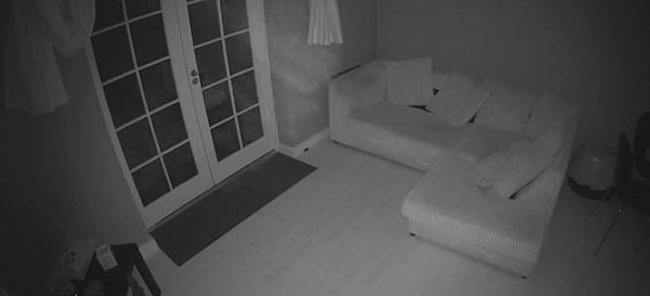 鬼魂？英国肯特郡大宅监控视频拍到神秘白影掠客厅