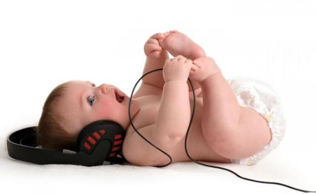 想让宝宝迅速学习说话？美国最新研究称放下书本拿起音乐玩具