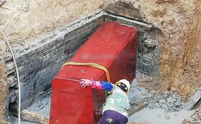 江苏常州金坛区建筑地盘发现宋代古墓 棺椁鲜红如血