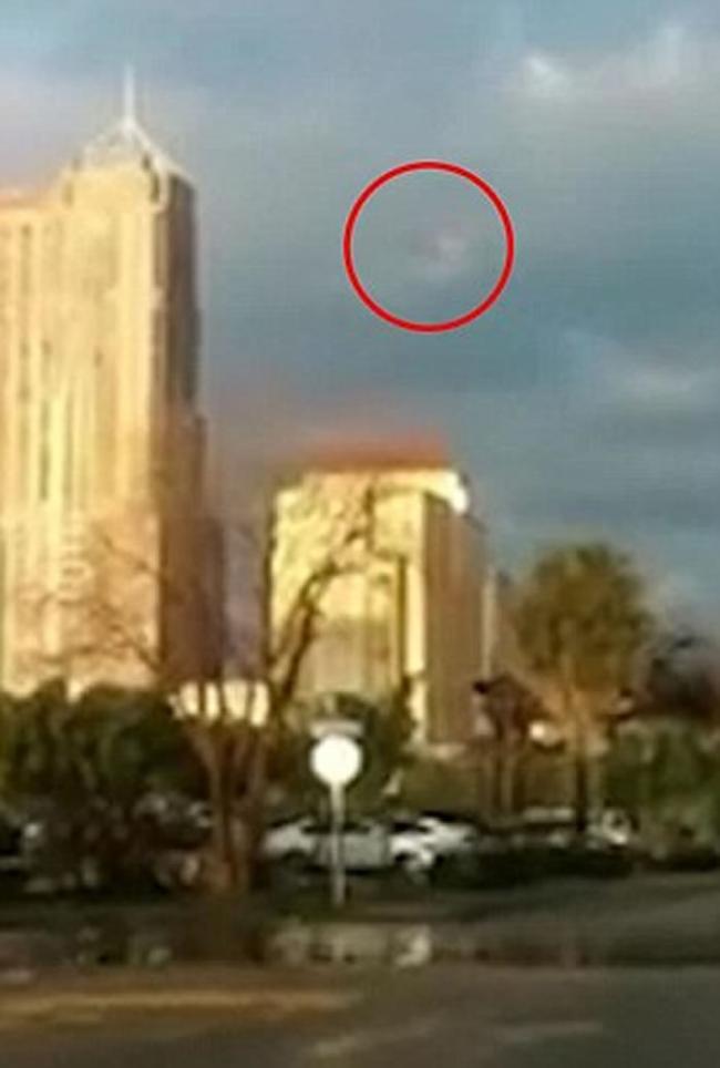 美国目击者声称在乌云中发现使用超级“伪装技术”隐藏的神秘UFO
