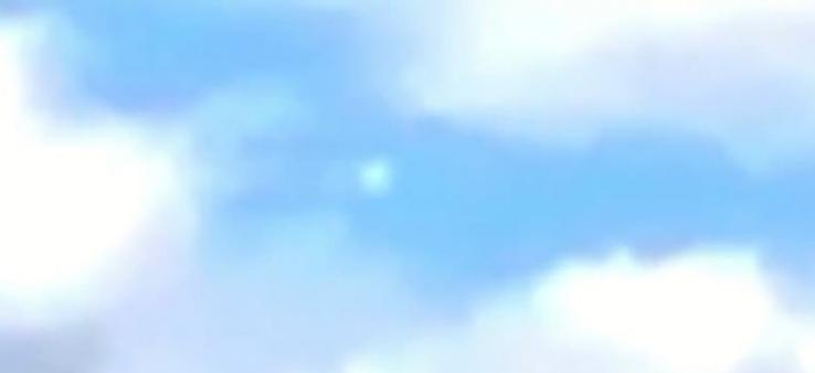 加拿大森林野火上空出现疑似UFO的不明发光体