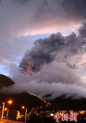 厄瓜多尔中部通古拉瓦火山喷出10千米高的烟柱