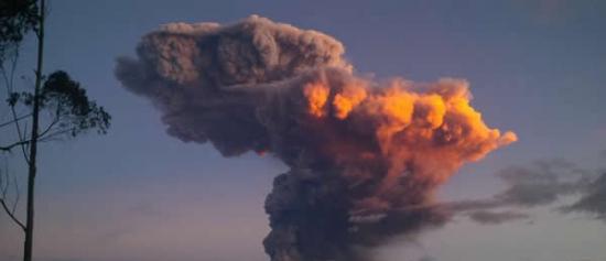 厄瓜多尔中部通古拉瓦火山喷出10千米高的烟柱