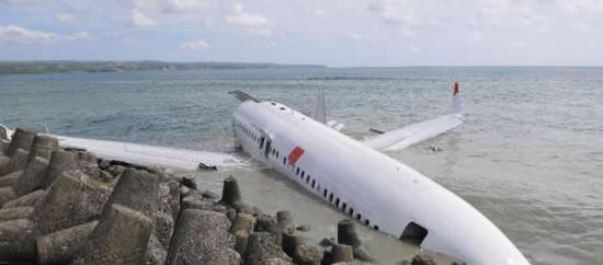 这是4月15日在印度尼西亚巴厘岛拍摄的失事客机