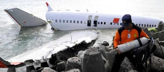 4月15日，在印度尼西亚巴厘岛，一名工作人员为潜入水中搜寻失事客机的黑匣子做准备。