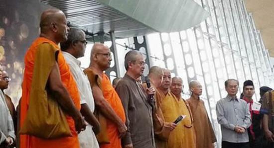 大马各宗教机场为失踪者祈福马来西亚4大宗教齐聚吉隆坡国际机场为失联的马航班机失踪乘客与机组员祈福，祝愿一切平安归来，而前首相阿布杜拉（左4）也出席。