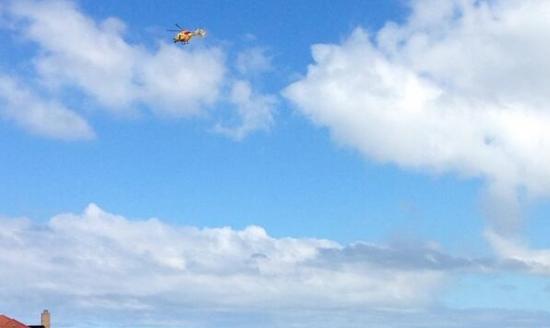 当局派出直升机在涉事海滩上空盘旋。