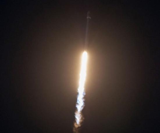 “猎鹰”9火箭携带SES-8通讯卫星升空