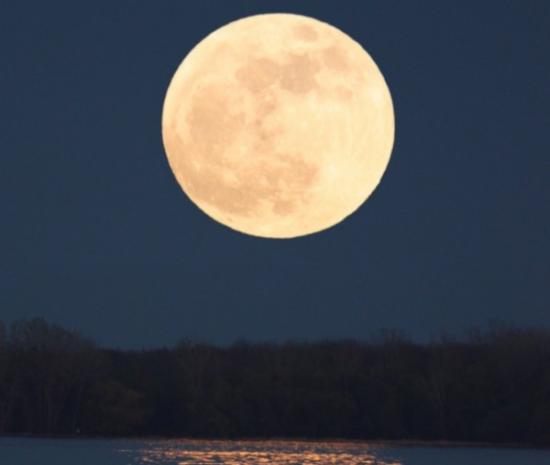 2012年5月的超级月亮缓缓升空。这种美丽的画面是错过可惜的天文景象。 PHOTO BY A. FAZEKAS