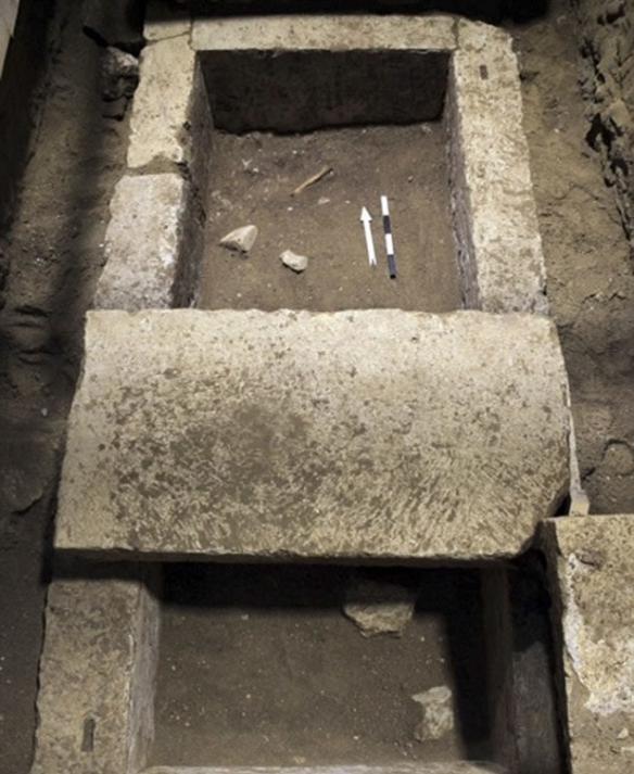 上周，希腊文化部长透露墓主人的尸骨安放在一个木棺内，木棺已经腐烂。在这个长方形棺木里面和外面，考古学家均发现了尸骨。棺木位于一个洞穴地下，洞穴呈拱状，高26英尺