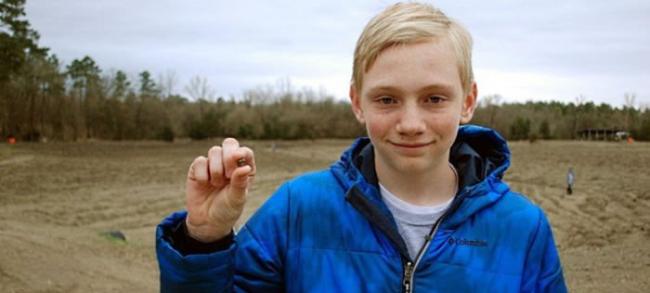 美国14岁少年在阿肯色州“钻石坑州立公园”捡到7.44克拉钻石