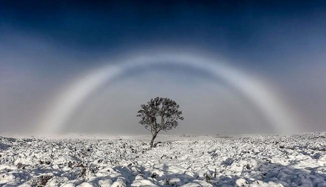 英国苏格兰西部的兰诺赫高地出现罕见白色彩虹