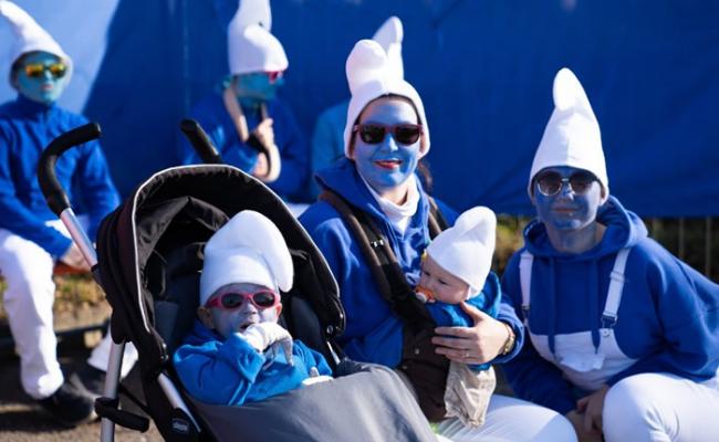 有小童打扮成蓝精灵。