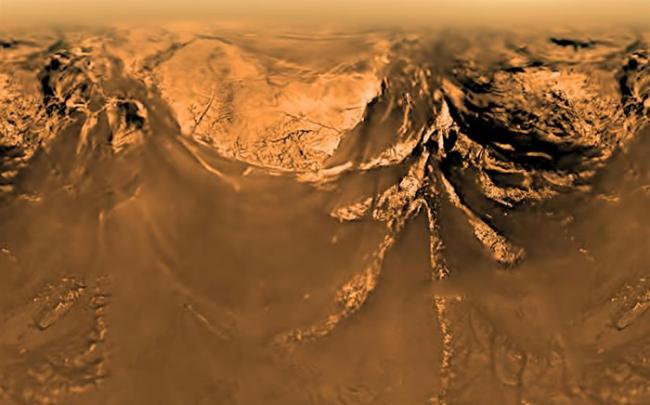 从土卫六上方9.7公里处所拍摄到的地表样貌。这张影像是由惠更斯号探测器所拍摄到的多张照片所组合而成。 PHOTOGRAPH BY ESA, NASA, JPL,