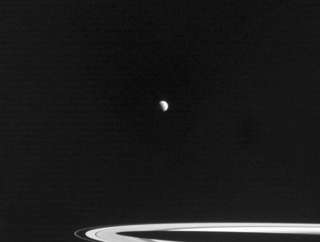 从卡西尼号太空船的角度看过去，土卫六就像是挂在土星环上闪闪发亮的珍珠。 PHOTOGRAPH BY NASA, JPL-CALTECH, SPACE SCIEN