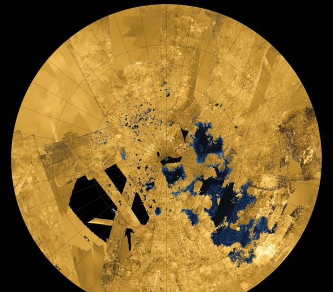 这张彩色影像是由卡西尼号太空船所拍摄到的多张照片组合而成，可以看到在土卫六北半球的陆地上，遍布着由碳氢化合物所形成的湖泊和海洋。 IMAGE BY NASA,