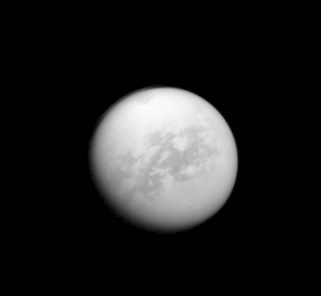 卡西尼号能看透土卫六上方的迷雾，测绘表面的碳氢化合物湖泊及冰丘。 PHOTOGRAPH BY NASA, JPL-CALTECH, SPACE SCIENCE