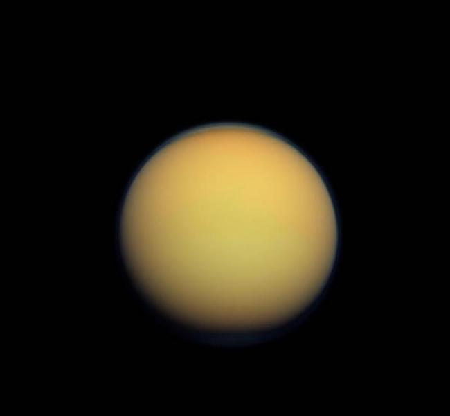 土卫六的浓厚大气，让我们始终无法看清它的地表样貌。 PHOTOGRAPH BY NASA
