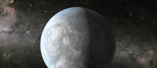 艺术家描绘的超级地球行星开普勒-62e的印象图，它位于一颗比太阳更小更冷的恒星的可居住区，位于距离地球1200光年远的天琴座。
