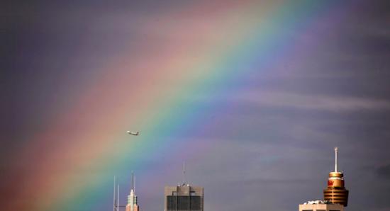 飞机穿行澳洲悉尼上空绝美彩虹