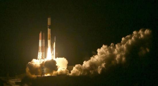 装载全球雨雪观测卫星的火箭从日本发射升空