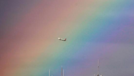 飞机穿行澳洲悉尼上空绝美彩虹