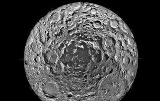 月球南极被认为最有可能存在水，所以作为嫦娥三号的备份星的嫦娥四号可以考虑进行探测。