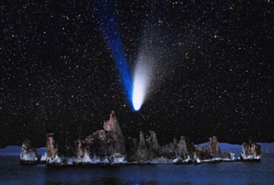 1997年加州莫诺胡上空的海尔-波普彗星。在ISON彗星被发现之后的一段时间内，其有望成为世纪大彗星的传闻让人们想起了海尔-波普彗星出现在夜空时的壮丽景象，当年