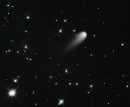 2013年4月，翱翔于星宇之间的ISON彗星。这张照片是由哈勃空间望远镜拍摄的图像合成的。