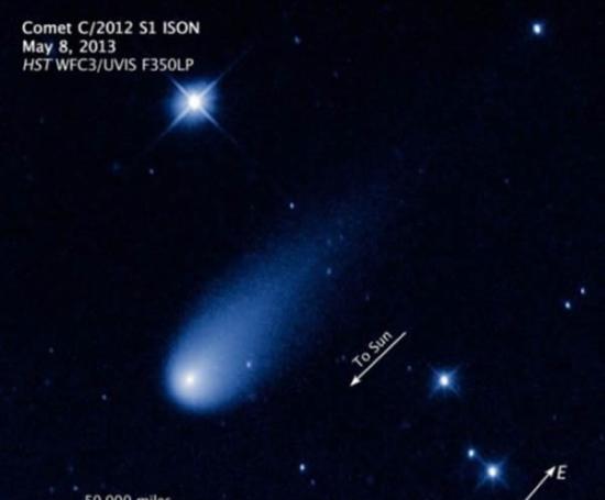 目前ISON彗星正位于太阳的另一端，距离地球约3.78亿英里（约合6.08亿公里），它正以每小时5万英里（约合8万公里）的速度冲向内太阳系。这张照片是本月初由美