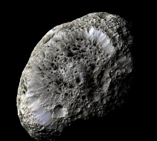 2005年，卡西尼探测器拍摄到的土卫七，这个海绵结构的天体是土星卫星家族中最奇特的一个成员