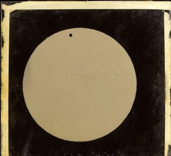 1874年，英国皇家天文台拍摄到的金星凌日现象