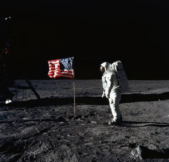 1969年7月20日，埃德文-巴兹-奥尔德林成为第二位成功登上月球的宇航员