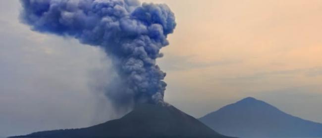 印尼喀拉喀托火山系列喷发后海拔高度降至此前的三分之一