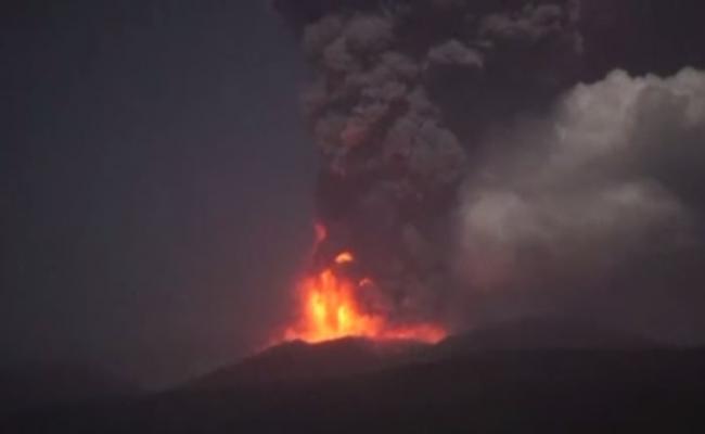 新燃岳火山凌晨再次喷发。