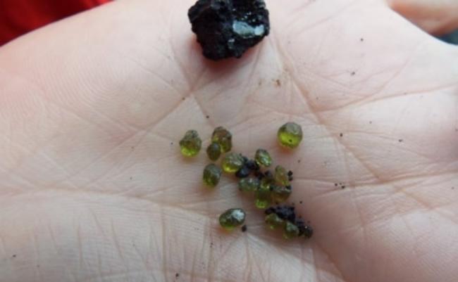专家称“绿宝石”形成因为有关地区的火山喷发有关。