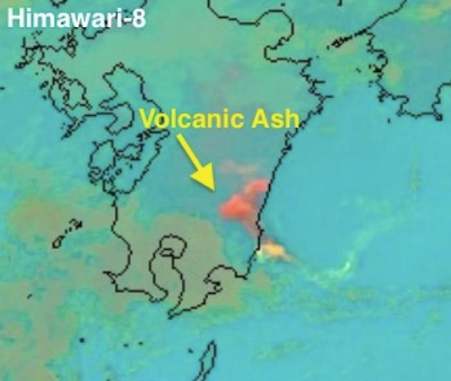 日本气象卫星在当地清晨拍得的新燃岳火山喷发情形。