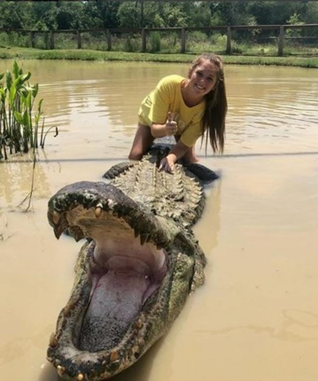 美国德州农工大学女毕业生Makenzie Noland跳进池塘和4.2米长鳄鱼拍摄毕业照