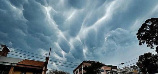 澳洲悉尼天空出现怪云似科幻大片