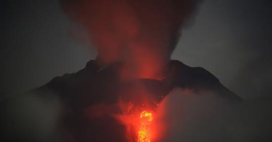 印度尼西亚休眠了400年的西纳彭火山最近开始喷发