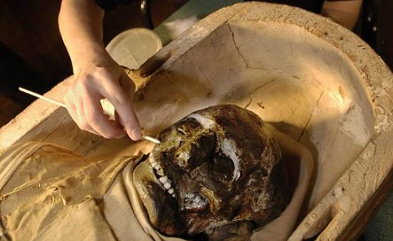 2500年前木乃伊出棺清洗和修复过程
