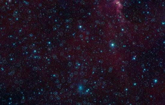 美国宇航局的斯皮策太空望远镜拍摄的一幅照片，一个个小圆圈就是一个个星系，数量接近200个。这一区域是英仙-双鱼超星系团的一部分，距地球2.5亿光年。通常情况下，