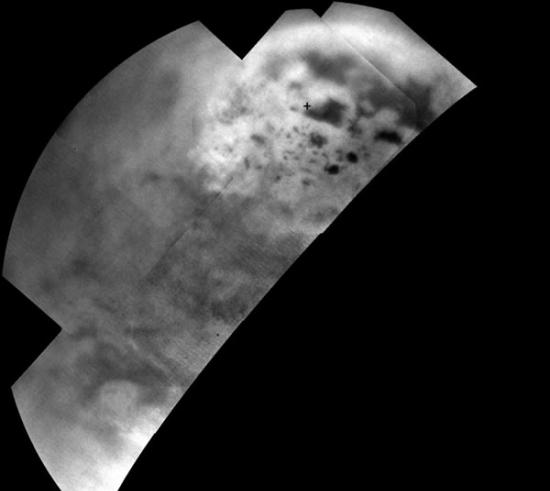 飞船俯瞰土卫六北极附近的“黑影”