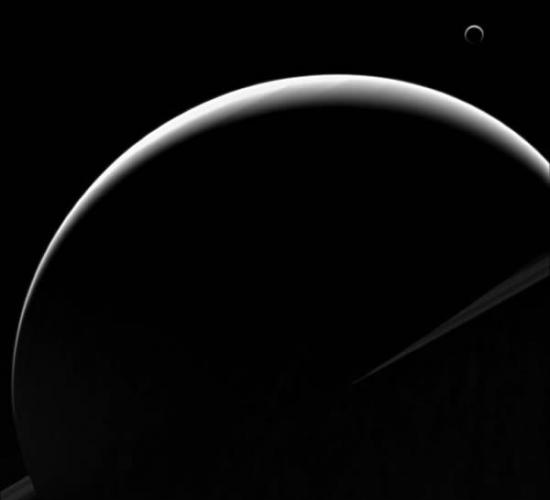 卡西尼飞船拍摄的土星与它最大的卫星土卫六，仿佛一大一小两轮弯月，场景非常宁静。