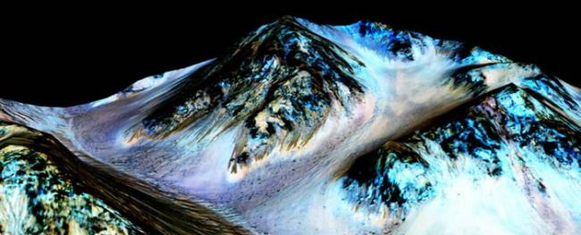 这些深色、狭窄、100米长的条纹，从火星陡峭山坡上延伸而下，科学家推断这是由同时期的流动水所形成的。