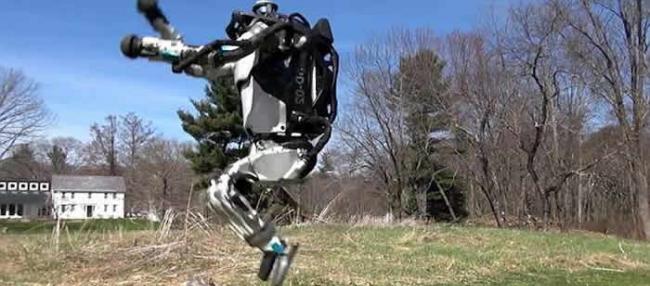 美制机器人Atlas慢跑跳跃极灵活 网民：人类末日将至