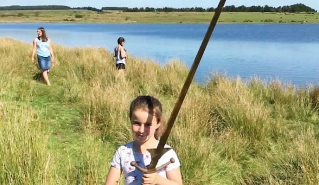 英国女童在湖中发现亚瑟王宝剑？